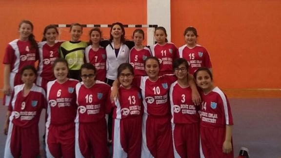 Kapaklı Yıldızkent Ortaokulu Küçük Kızlar Hentbol Takımımız Tekirdağ İl Birincisi olmuştur.