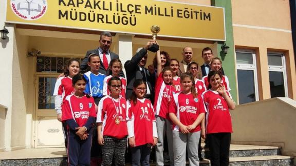 Tekirdağ İl birincisi olan İlçemiz Kapaklı Yıldızkent Ortaokulu Küçük Kızlar Hentbol Takımımız bugün Müdürlüğümüzü ziyaret ettiler. 