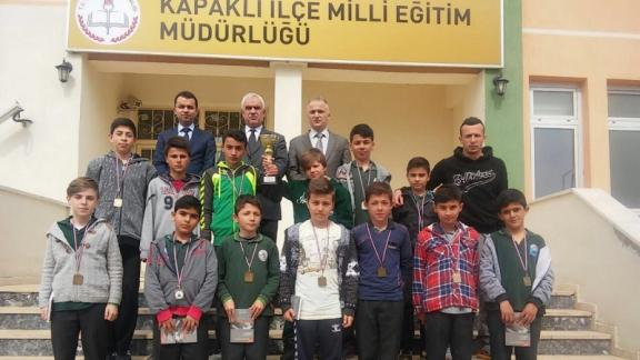  İlçemiz Kapaklı Belediyesi Ortaokulu Küçükler Erkek Futbol Takımımız  müdürlüğümüzü ziyaret ettiler.