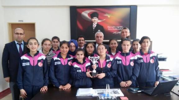 Kapaklı Karaağaç Atatürk Ortaokulu ve İmam Hatip Ortaokulu Küçükler Kız Futbol Takımımız müdürlüğümüzü ziyaret ettiler.