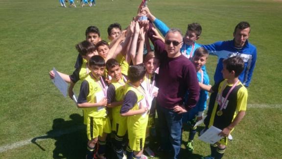 Kapaklı Belediye Ortaokulu öğrencileri Futbol Küçük Erkeklerde bölge birincisi olmuştur.