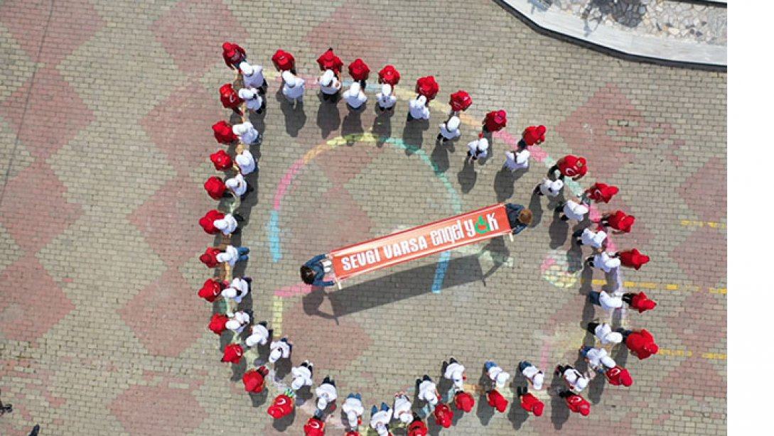 Kapaklı Cumhuriyet İlkokulu öğrencileri Engelliler Haftası dolayısıyla farklı bir etkinliğe imza attı. 76 öğrenci farkındalık için vücutlarıyla 'engelli logosu' sembolü oluşturdu. 