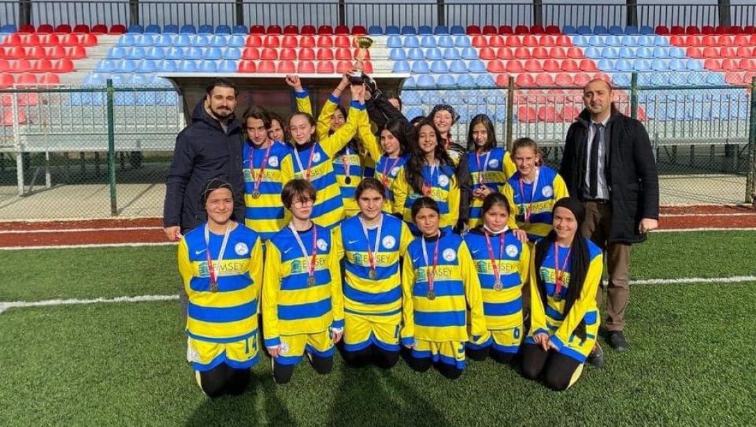 Gazi Ortaokulumuz Yıldız Kızlar Futbol  Tekirdağ 2.'si Oldu.
