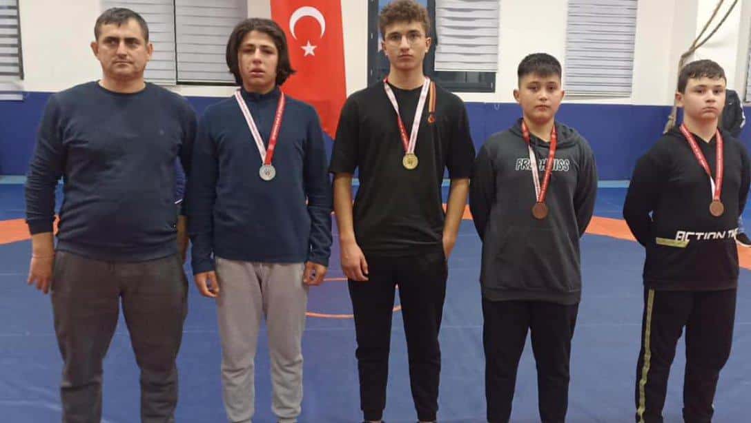 Prof Dr Necmettin Erbakan İmam Hatip Ortaokulu Sporcuları Ödülle Döndü.