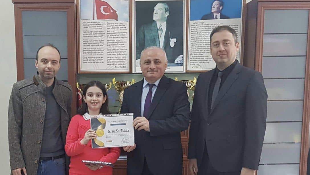 Yıldızkent Ortaokulu 6.Sınıf Öğrencimiz Ecrin Su Yıldız Yapılan Deneme Sınavında 500 Tam Puan Alarak Türkiye 1.'si Olmuştur .