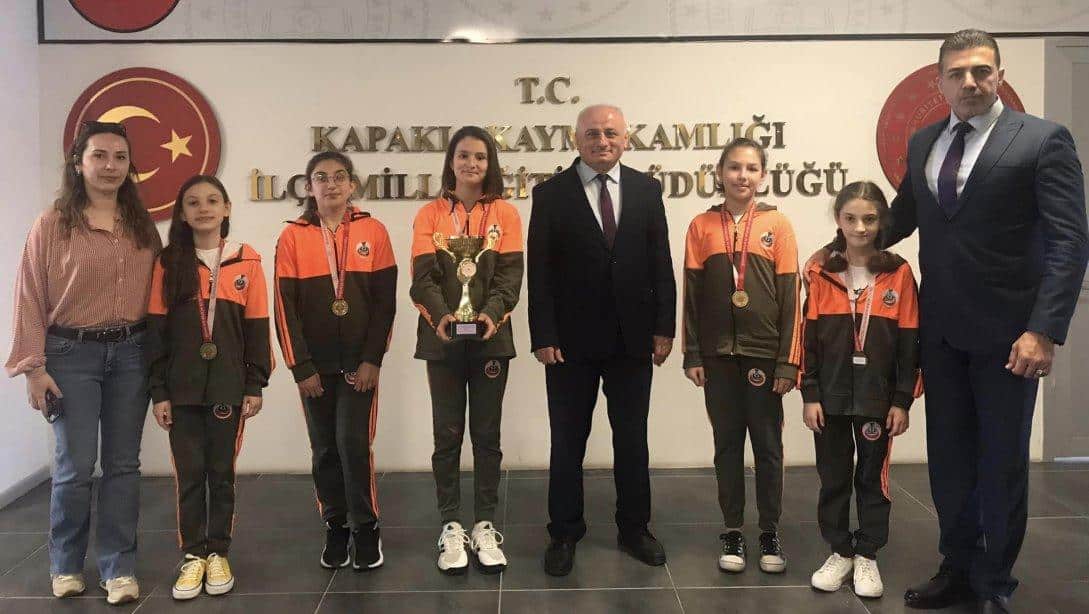 İlçe Milli Eğitim Müdürümüz Sn.İrfan DANIŞMAZ Marmara Bölge Şampiyonu olan  Küçük Kızlar Satranç Takımı Makamında Ağırladı.