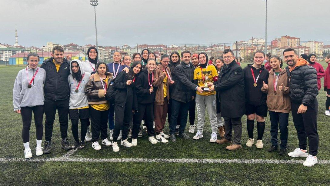 Kapaklı Anadolu lisesi ve Aziz Sancar Anadolu lisesi arasında gerçekleşen kız futbol turnuvası final maçında kazanan Aziz Sancar Anadolu Lİsesi oldu.