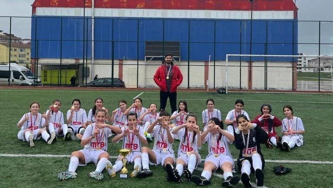 Gazi Ortaokulu Yıldız Kız Futbol Takımımızdan Büyük Başarı