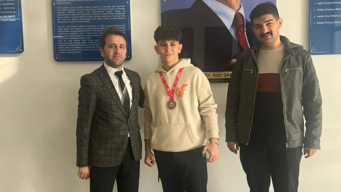 Aziz Sancar Anadolu Lisesi Öğrencimiz Mete GEZER'den Büyük Başarı